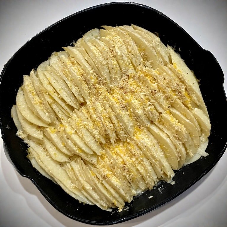 Layering cheesy garlic potatoes gratin